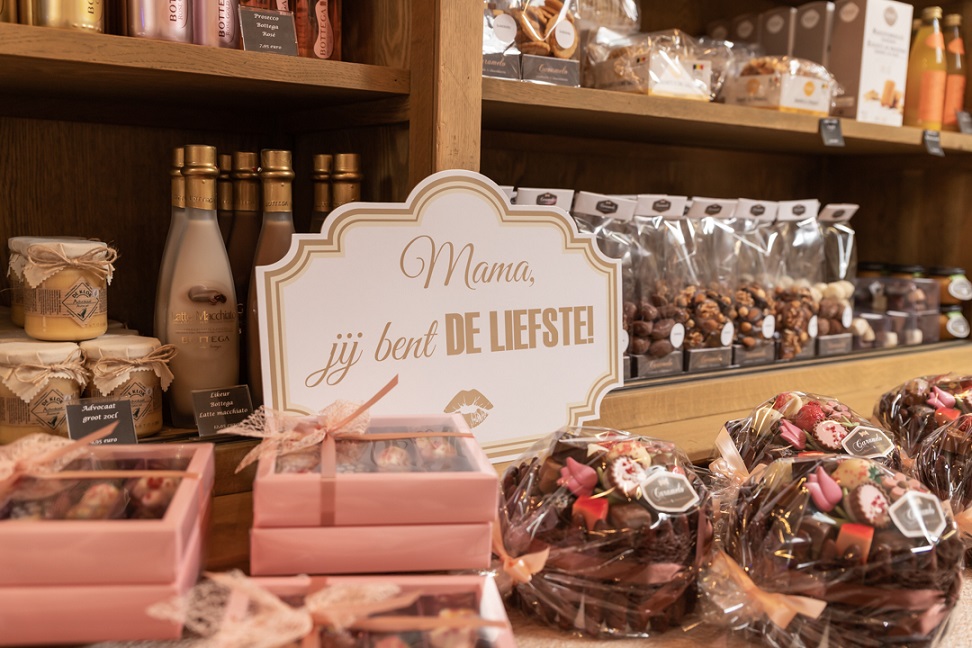 Moederdag geschenkmand koekjes, chocolade en snoep. pralines en pralinetaarten