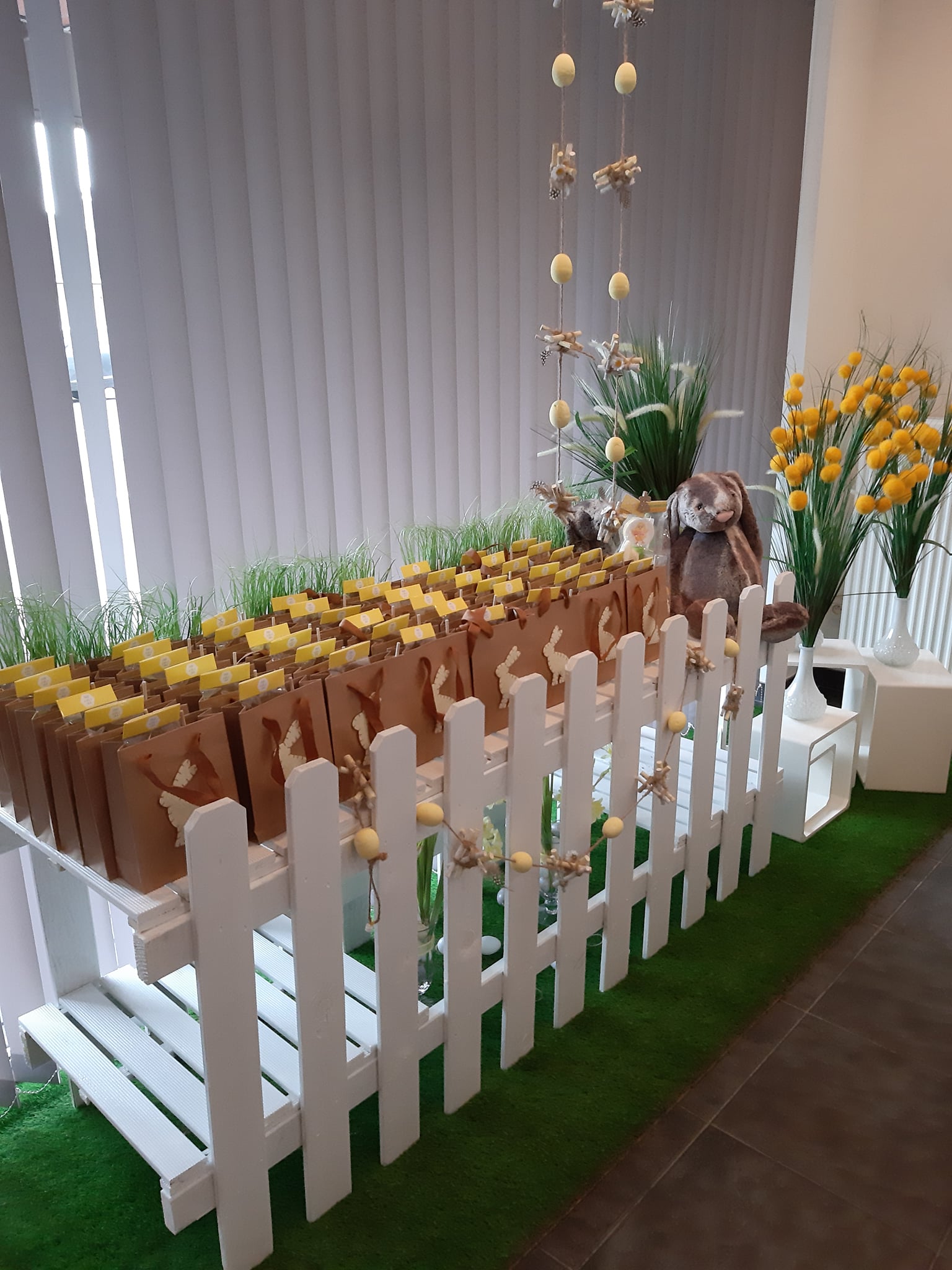 De Paashaas op bezoek in snoepwinkel, zot van chocolade, goodie bag