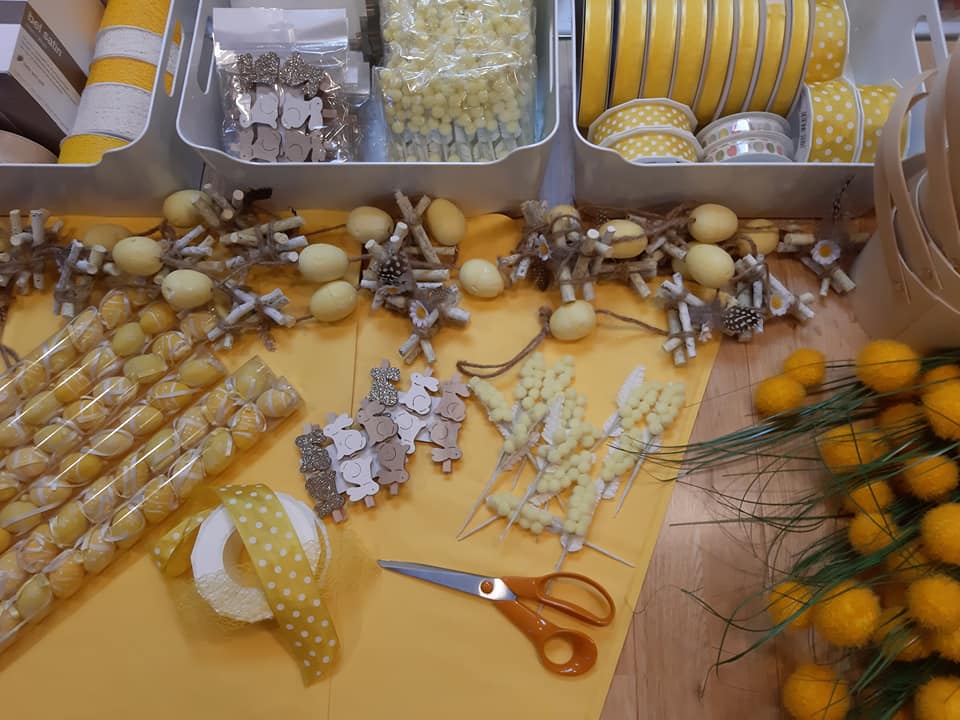 Voorbereiding geschenkverpakking Pasen chocolade