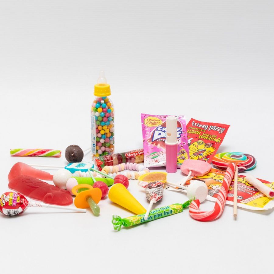 Nostalgisch snoeppakket met snoepjes uit onze kindertijd, knetter snoep, lolly, tutter, dubbele kersen, toverbol, rode hamer en zo veel meer snoep plezier