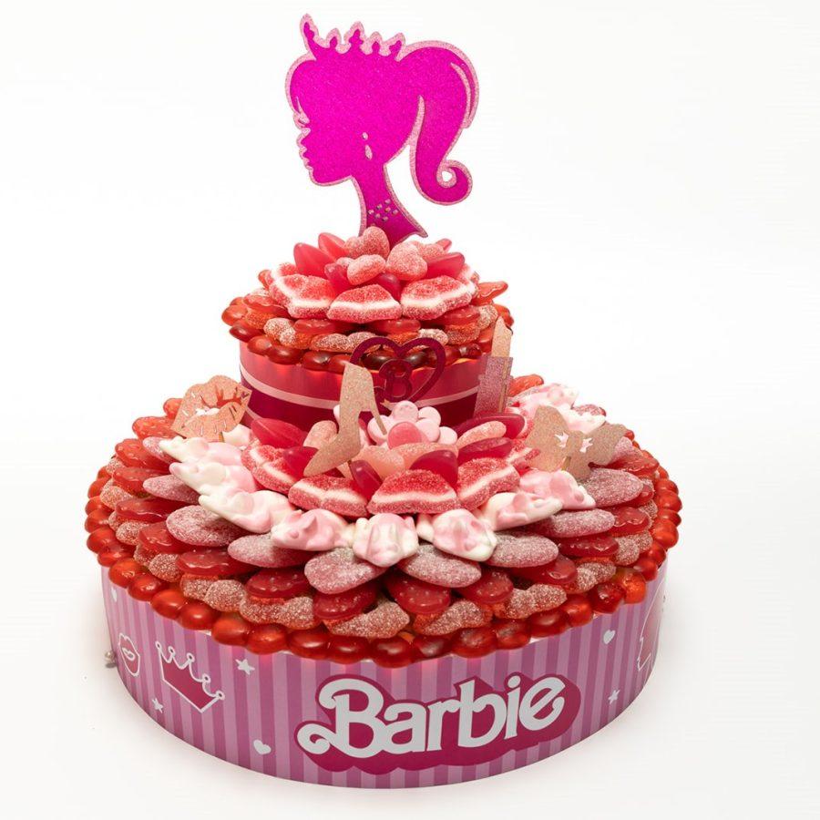 Snoeptaart met Barbie thema, 30 cm breed versierd met roze snoepjes