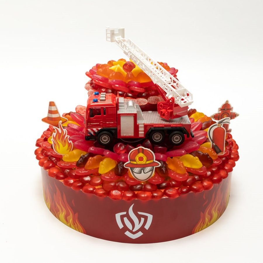 Snoeptaart thema brandweer, 30 cm breed, kleuren rood en geel, met brandweerwagen op