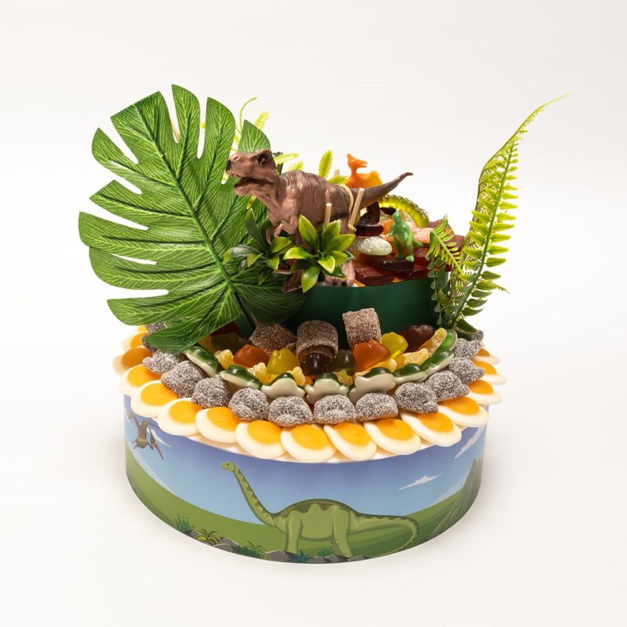 Snoeptaart thema dinosaurus, 25 cm breed met jungle en dino decoratie op