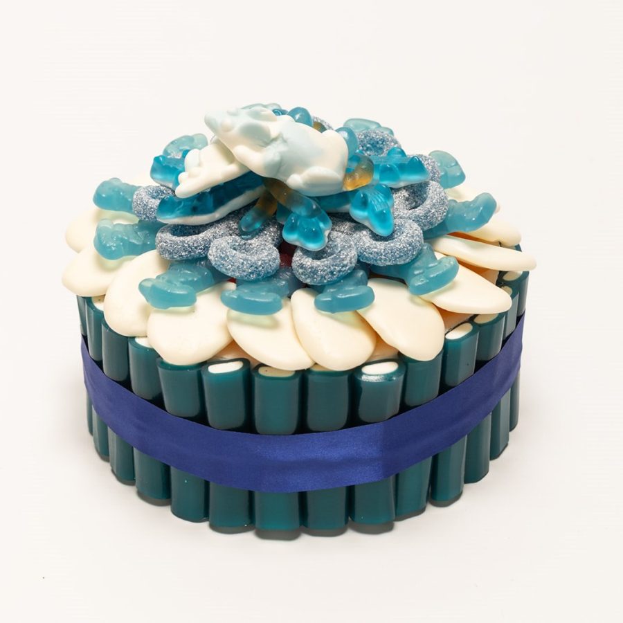 Snoeptaart, 15 cm breed met een mix van blauwe snoepjes