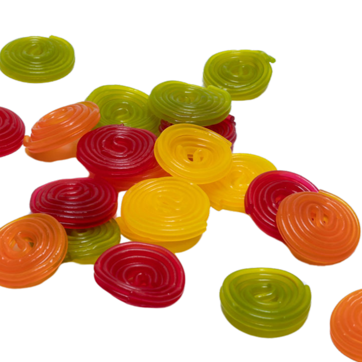 Opgerolde fruit snoep wieltjes in verschillende kleuren en smaken