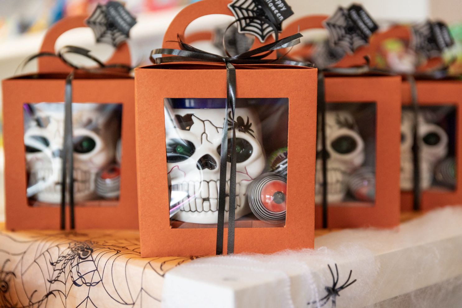 Met Halloween snoepjes, gevulde doodskop beker