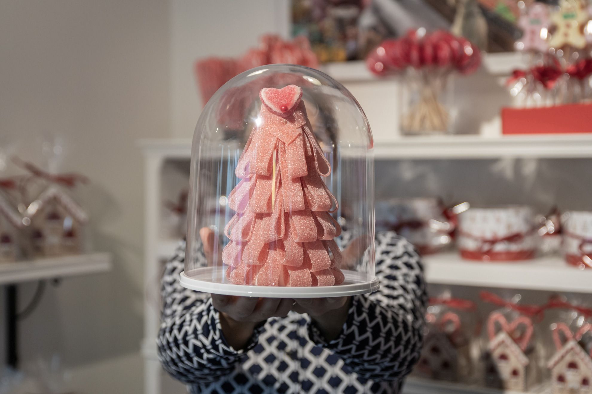 Persson toont kerstboom gemaakt van zure snoepmatten