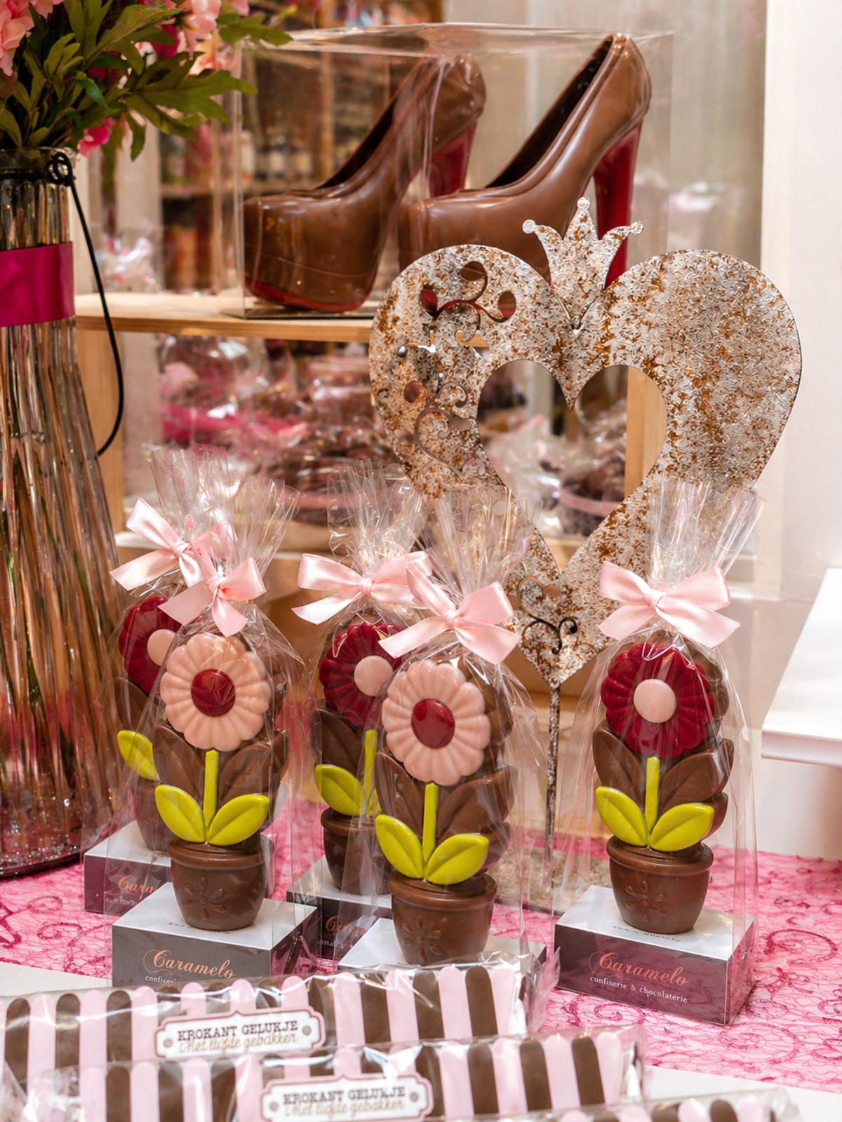 Assortiment chocolade bloemen en luxe schoenen