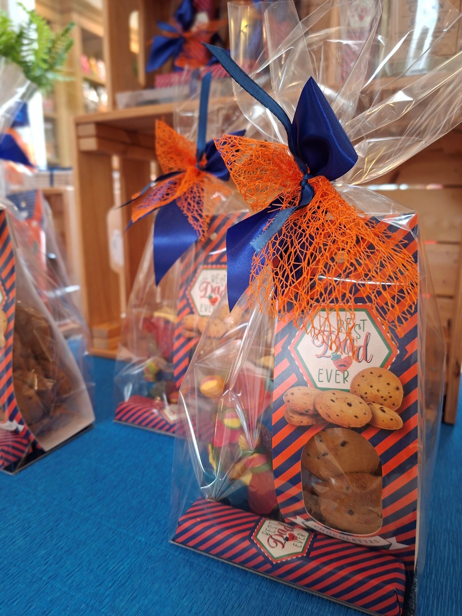 Geschenkpakket voor vaderdag met koekjes, chocolade en snoepjes