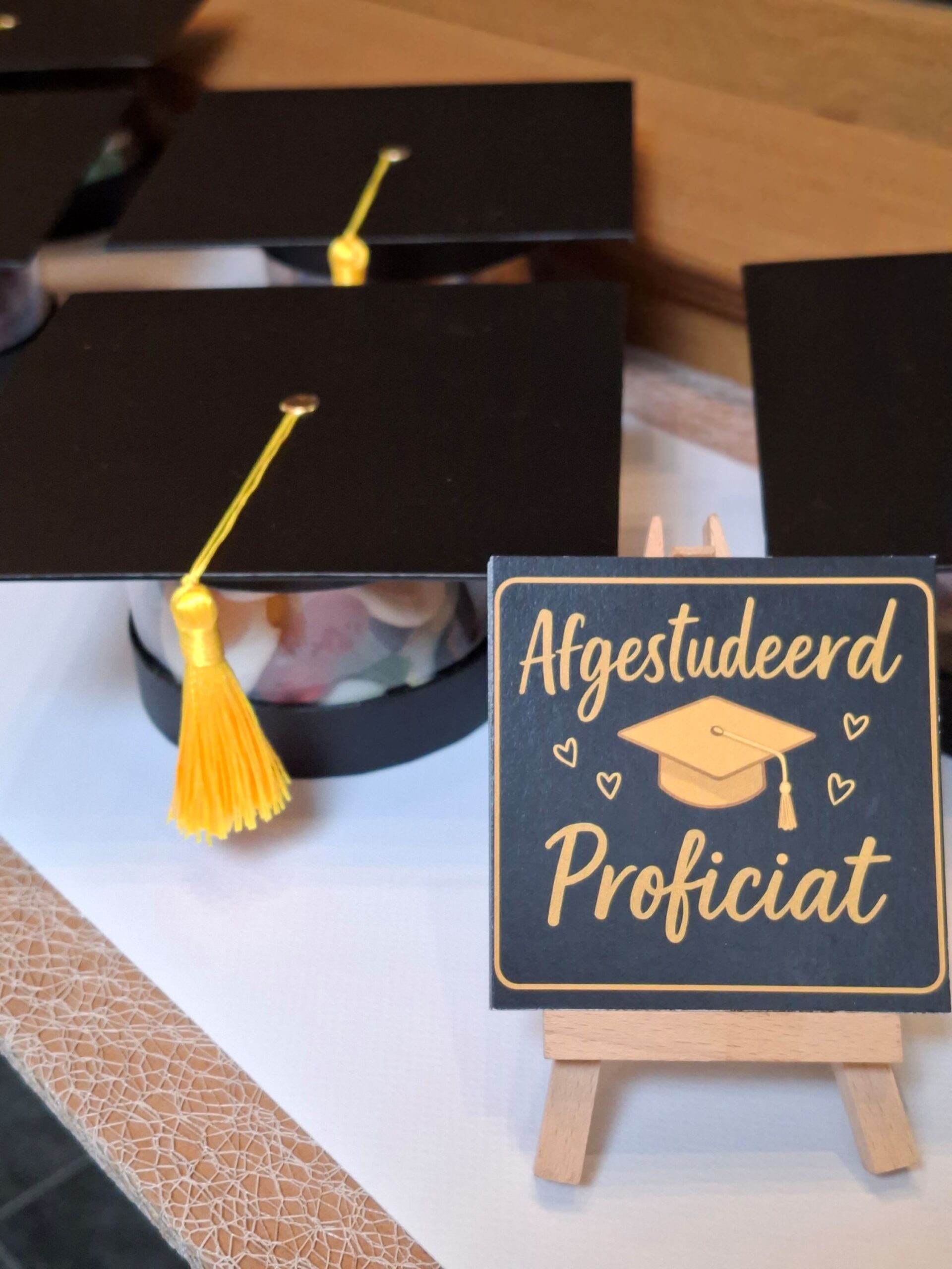 Geschenkje in de vorm van een afstudeer hoedje, gevuld met schepsnoep