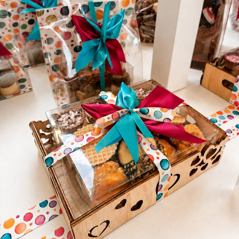 houten dienblad met koekjes, verpakt als geschenk