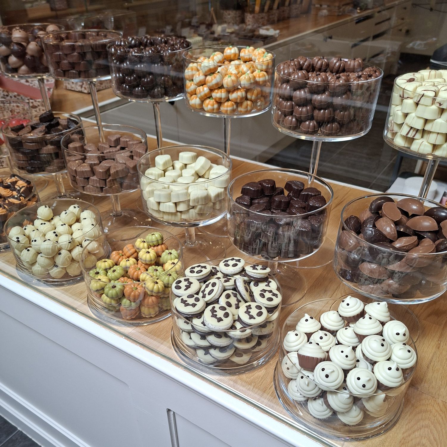Toonbank met chocolade in herfstthema